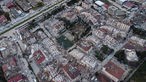 Ein mit einer Drohne aufgenommenes Luftbild zeigt zahlreiche durch das Erdbeben zerstörte Gebäude in der Innenstadt Hatays