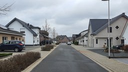 Moderne Häuser an einer Straße