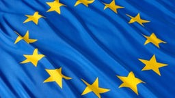 Man sieht die Europaflagge auf einem blauen Tuch