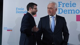 Marco Buschmann und Wolfgang Kubicki am Wahlabend im Hans-Dietrich-Genscher-Haus in Berlin