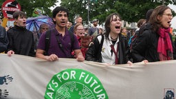 Menschen in Hamburg protestieren während des Klimastreiks von Fridays for Future