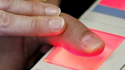 Ein Scanner erfasst einen Fingerabdruck