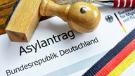 Asylantrag mit Stempel.