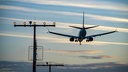 Ein Flugzeug landet am Flughafen Düsseldorf International