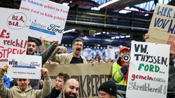 Mitarbeiter der Ford Werke in Köln demonstrieren in der Werkshalle vor der Betriebsversammlung