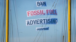 Umweltaktivisten-Banner hängt am Hafen einer Shell-Raffinerie - Archiv