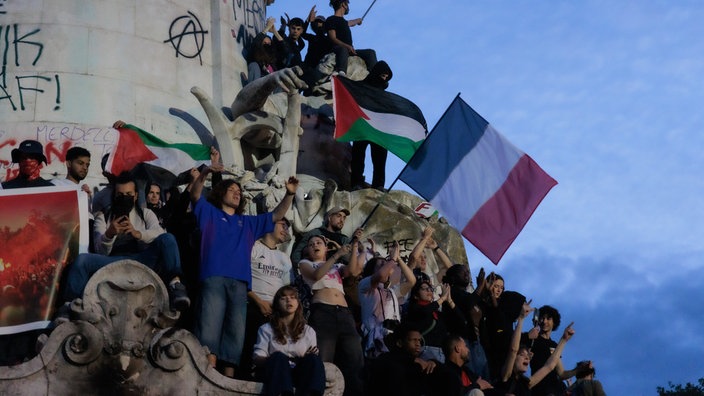 Menschen feiern nach dem Ausgang der Parlamentswahl in Frankreich in Paris