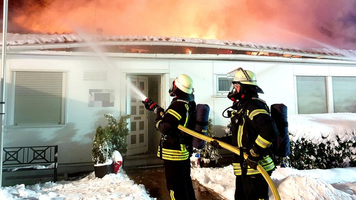 Freiwillige Feuerwehr löscht einen Brand