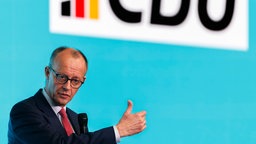 CDU-Kanzlerkandidat Friedrich Merz spricht auf der Bühne bei Wahlkampfveranstaltung