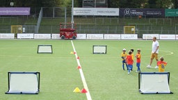 Kleinfeld-Tore stehen während des Trainings auf dem Platz im Stadion