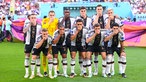 Das deutsche Team hält sich aus Protest beim Teamfoto den Mund zu