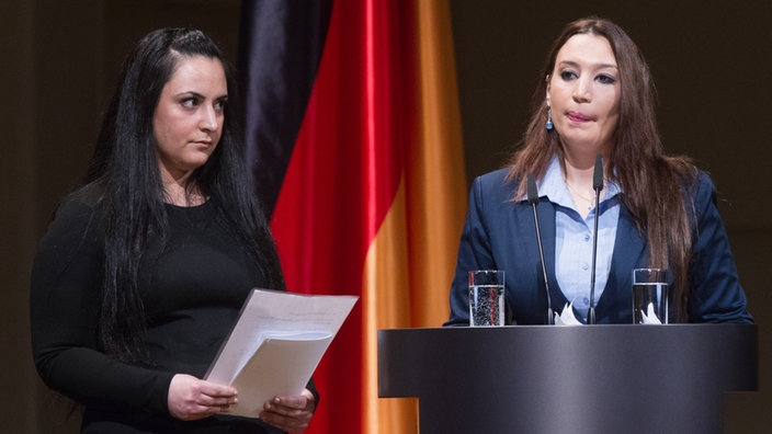 Gamze Kubasik (l.) und Semiya Simsek sprechen am 23.02.2012 bei der Gedenkveranstaltung für die NSU-Opfer in Berlin