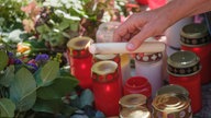 Trauer und Gedenken mit Blumen und Kerzen an der Stadtkirche in unmittelbarer Naehe des Anschlagsorts Fronhof