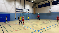 F-Jugend beim Training in der Sporthalle.