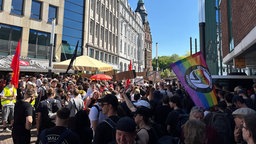 Menschen in Gelsenkirchen demonstrieren gegen Rechtsextremismus.