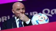 FIFA-Präsident Gianni Infantino spricht auf einer Pressekonferenz in Al-Rajjan