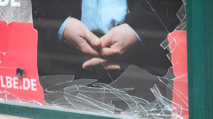 Glasscherben liegen im Schaufenster des Bürgerbüros des SPD-Landtagsabgeordneten Holger Mann