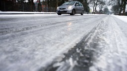 Auto fährt bei Glatteis.