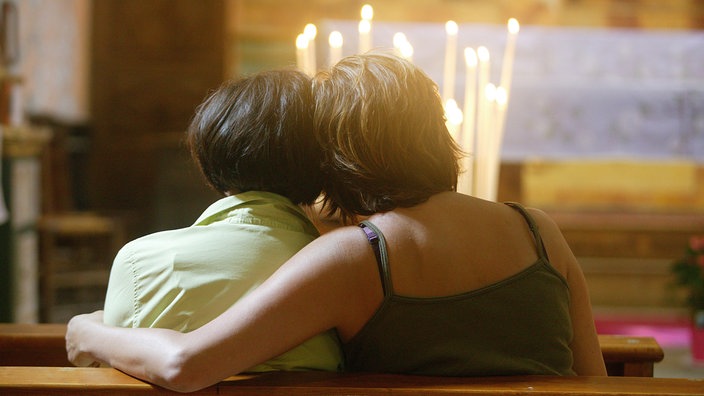 Homosexuelles Paar in der Kirche.