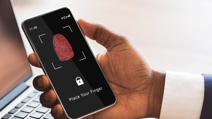 Ein Handybildschirm mit einer Fingerabdruck Scan Nachfrage