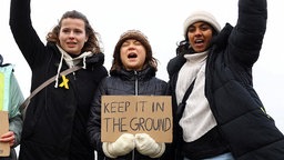 Die Klimaaktivisten Luisa Neubauer, Greta Thunberg und Lakshmi Thevasagayam protestieren gegen den Ausbau des Braunkohletagebaus Garzweiler des deutschen Energieversorgers RWE