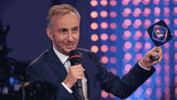 Jan Böhmermann steht bei der 59. Grimme-Preisverleihung mit dem Preis in der Kategorie "Unterhaltung" auf der Bühne