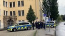 Polizistin mit Waffe vor Wuppertaler Schule