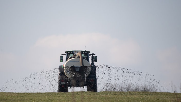 Landwirt düngt sein Feld mit Gülle