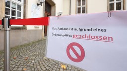 Hacker-Angriff auf Kreis- und Stadtverwaltung. Am Eingang vom Rathaus haengt (hängt) ein Hinweis auf den Hacker-Angriff.