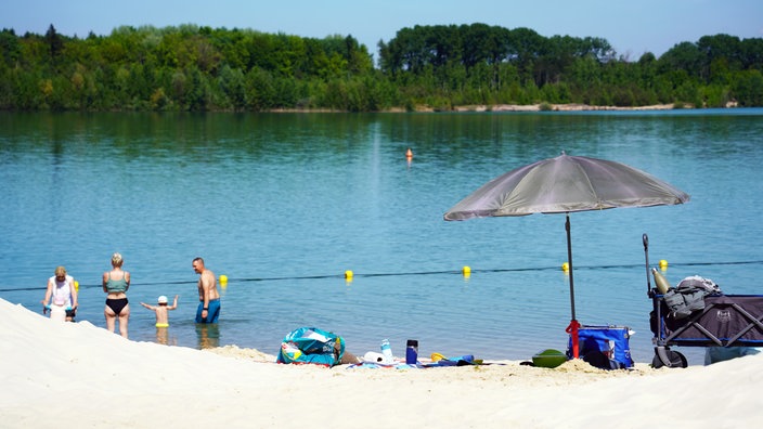 Menschen sonnen sich und baden im Wasser. | Bildquelle: Markus Holtricher/ WDR Menschen sonnen sich und baden im Wasser.