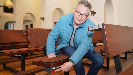 Unter den Sitzbänken der Lambertuskirche verbirgt sich die Technik für die beheizbaren Sitzkissen. 