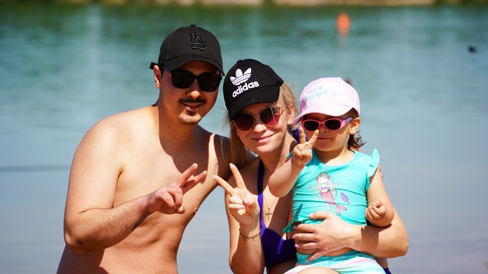 Eine Familie aus Lüdenscheid genießt Sonne, Strand und Wasser | Bildquelle: Markus Holtrichter/ WDR Eine Familie aus Lüdenscheid genießt Sonne, Strand und Wasser