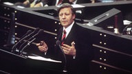 Bundeskanzler Helmut Schmidt vor dem Bundestag in Bonn 1974