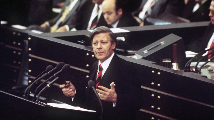 Bundeskanzler Helmut Schmidt vor dem Bundestag in Bonn 1974