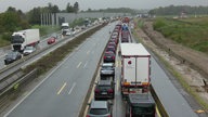 Zum Beginn der Herbstferien staut sich der Verkehr auf der A57