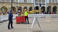 Arbeiter bauen Himmelsleiter ab