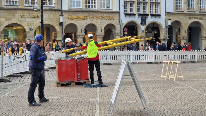 Arbeiter bauen Himmelsleiter ab