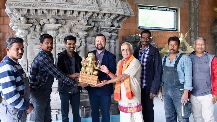 Der Bürgermeister von Schwerte besucht die Baustelle des Hindu-Tempels