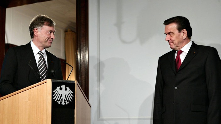 Bundespräsident Horst Köhler (links) überreicht Gerhard Schröder (SPD) 2005 die Entlassungspapiere als Bundeskanzler.