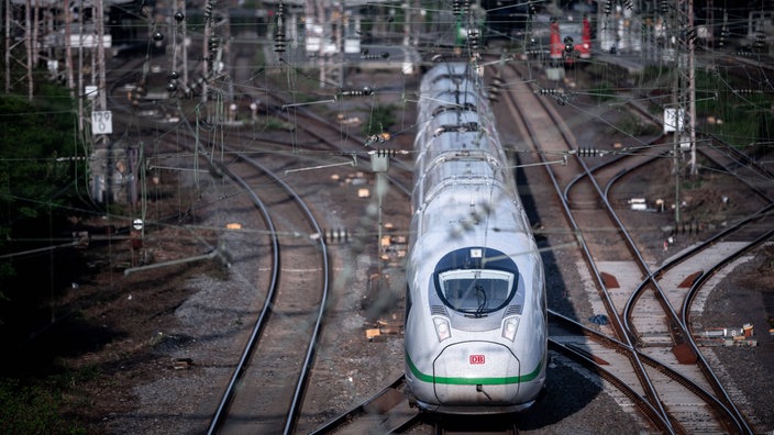 Ein Intercity-Express (ICE) fährt in den Hauptbahnhof in Essen ein