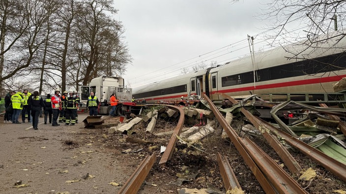 Unfallstelle: ICE prallt gegen Sattelzug