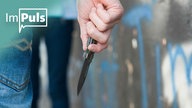 Junge bedroht ein Mädchen mit einem Messer