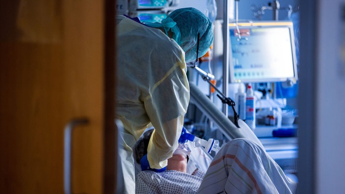 Ein Patient wird auf einer Intensivstation versorgt.