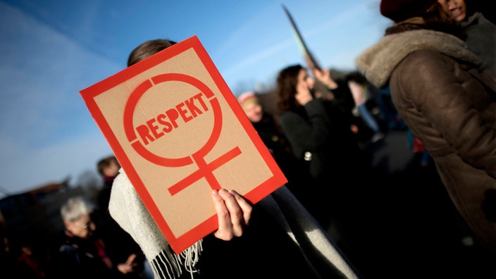 Demonstranten mit Schild mit Symbol 