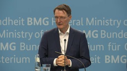 Bundesgesundheitsminister Karl Lauterbach bei der Pressekonferenz über die Versorgung mit Kinderarzneimitteln