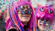 Bunte Perücken an Karneval