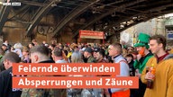 Feiernde überwinden in Köln Zäune und Absperrungen