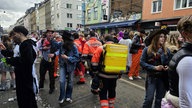 Sanitäter bahnen sich ihren Weg durch die Masse