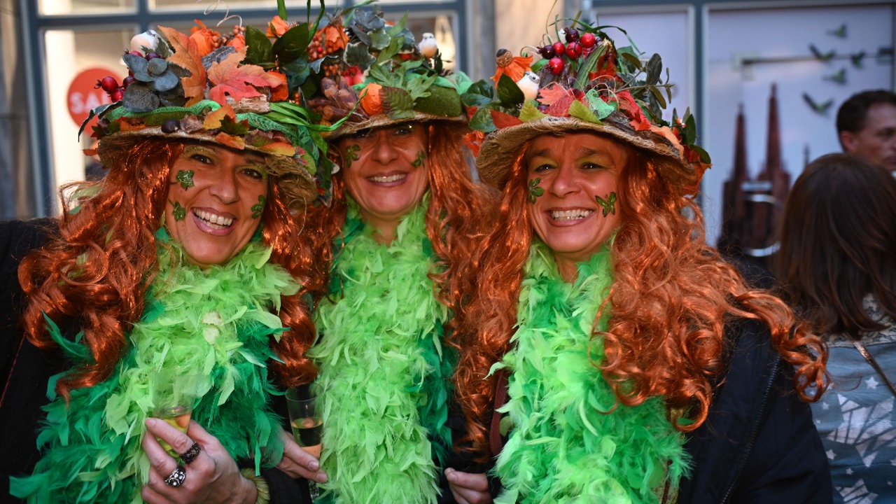 Feiernde an Karneval in Köln.