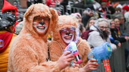 Kostümierte Feiernde an Karneval in Köln.